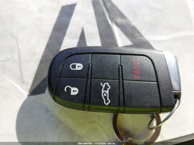 Chrysler 200 Limited Image 9