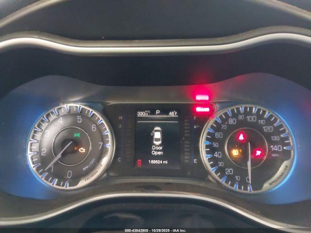 Chrysler 200 Limited Image 9