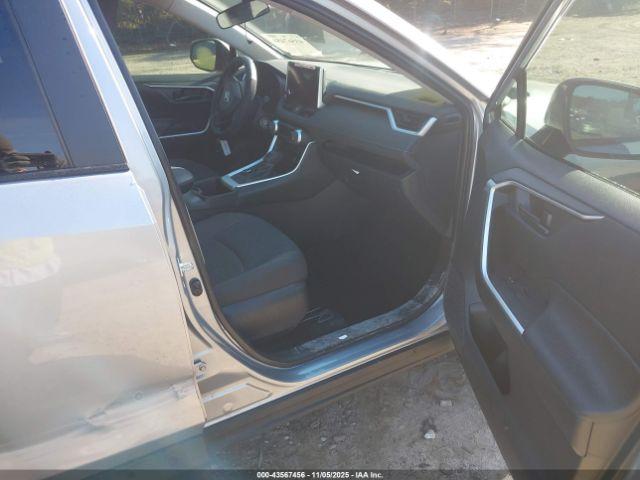 Toyota RAV4 Le Image 2