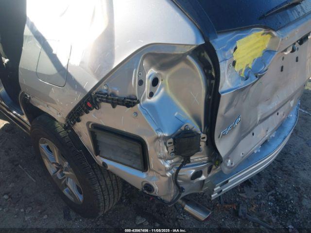 Toyota RAV4 Le Image 11