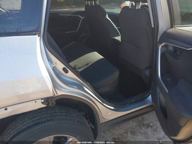 Toyota RAV4 Le Image 13