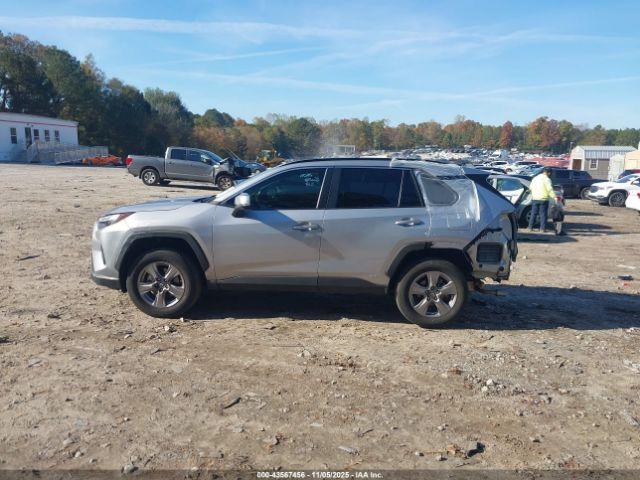 Toyota RAV4 Le Image 8