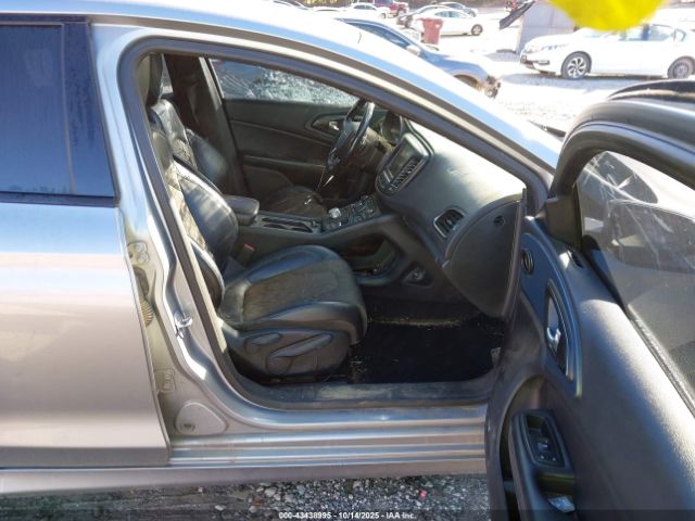 Chrysler 200 S Image 3