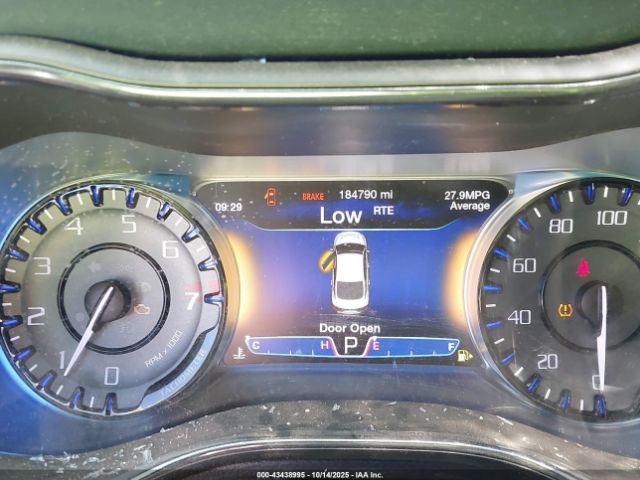 Chrysler 200 S Image 8