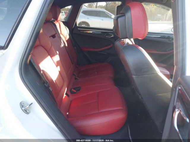 Porsche Macan S Image 10