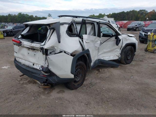 Toyota RAV4 Le Image 6