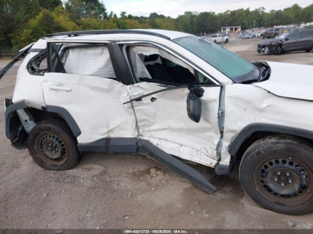 Toyota RAV4 Le Image 3