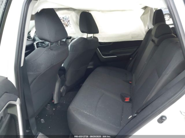 Toyota RAV4 Le Image 4