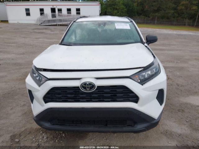 Toyota RAV4 Le Image 11