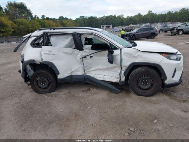 Toyota RAV4 Le Image 13