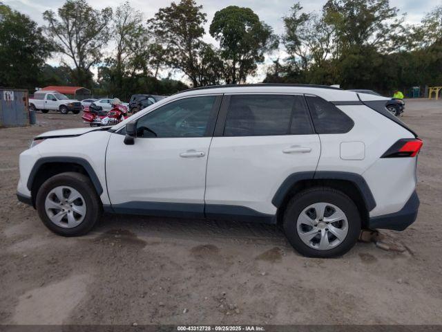 Toyota RAV4 Le Image 10