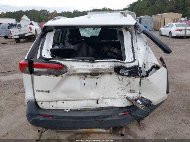 Toyota RAV4 Le Image 14